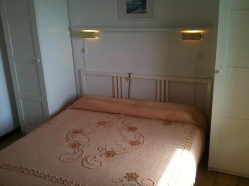 Dormitorio pequeño con cama con colcha rosa en Casa Logo, en Plesio