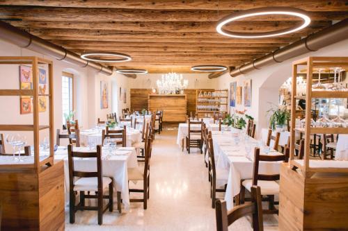 En restaurant eller et spisested på BACCO D'ORO Wine & Relais