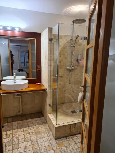 une salle de bain avec douche et lavabo dans l'établissement La tropezienne, Duplex 73 m2, 100 m du port, climatisation, grande terrasse, à Sanary-sur-Mer