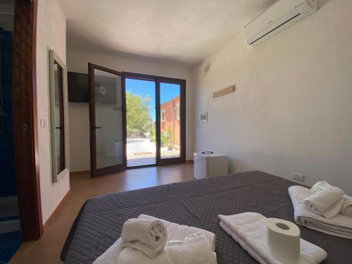 Una cama o camas en una habitación de QUADRIFOGLIO Affittacamere