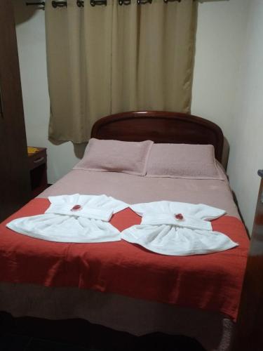 ein Bett mit zwei Handtüchern darüber in der Unterkunft Casa Aconchegante na Roça - Roseli in São Francisco Xavier