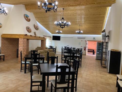 a restaurant with wooden ceilings and tables and chairs at Herdade Monte Gordo in Ourique