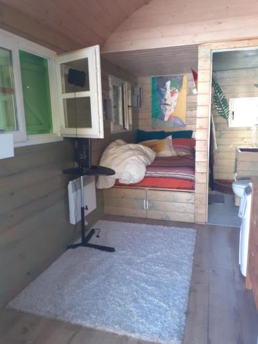 1 dormitorio pequeño con 1 cama en una casa en Roulotte au numero 886 en Salernes