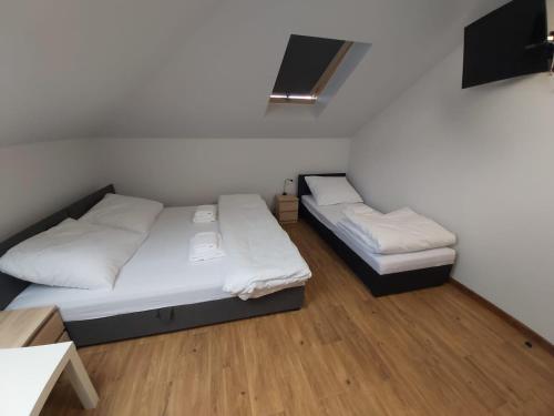 En eller flere senge i et værelse på Apartamenty MARGO