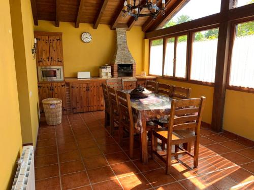 una cucina con un tavolo e sedie in una stanza di RINCÓN DE DORA a La Pesa