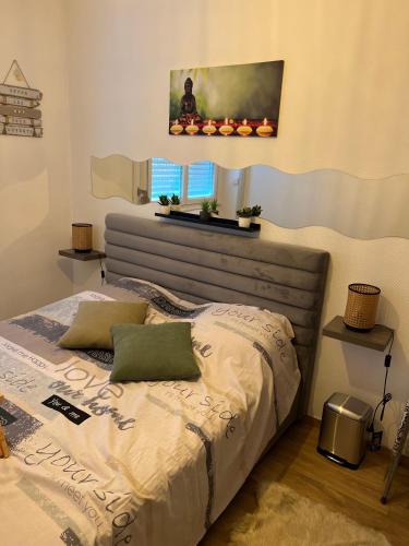 une chambre avec un lit et une fenêtre dans l'établissement Le dunkerquois proximité du centre ville et de la plage, à Dunkerque