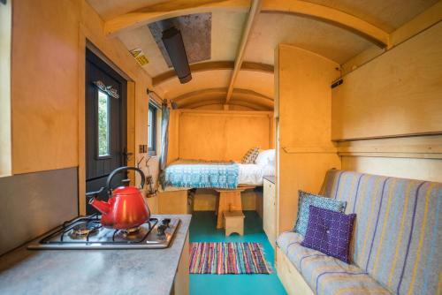 ein Zimmer mit Teekessel und Bett in einem Zug in der Unterkunft Empress En Suite Wagon in Arthog