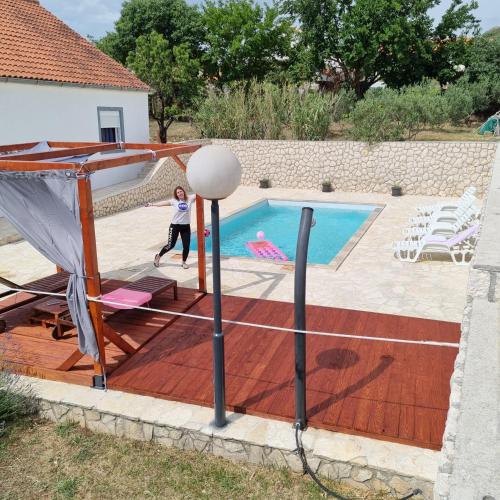 Bazén v ubytování Holiday House DA & DO nebo v jeho okolí