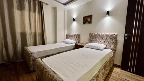 Postel nebo postele na pokoji v ubytování Hadayek Al-Ahram Guest House - حدائق الاهرام جيست هاوس
