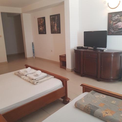 a room with a bed and a tv in it at Vila Horizont in Sveti Stefan