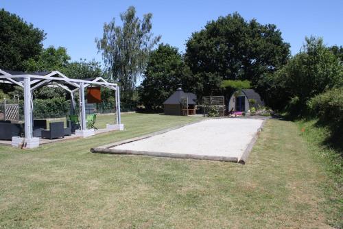 a picnic area with a picnic table in a park at MOR-HA-MARCH Chambres d'Hôtes in Sarzeau