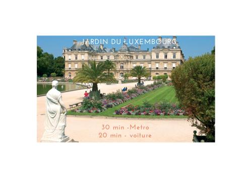 una foto del palacio de versilles con una estatua en Cozy 2 pièces AUX PORTES DE PARIS !, en Issy-les-Moulineaux