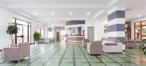 クリェラにあるHotel Sicaniaの椅子とバーのある待合室