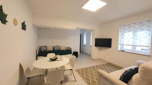 a living room with a table and a couch at Caldas da Rainha's Green & White in Caldas da Rainha