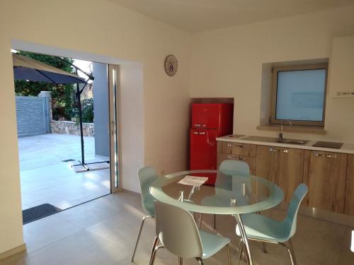 een eetkamer met een glazen tafel en stoelen bij ByB Cà del Mar in Torre Vado