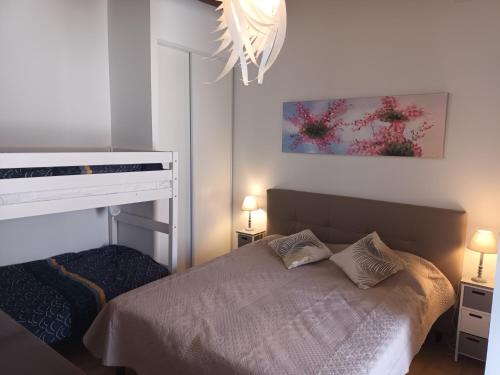 سرير أو أسرّة في غرفة في AZUREO - Terrasse du golfe