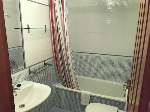 Ένα μπάνιο στο Apartamentos Celorio Playas