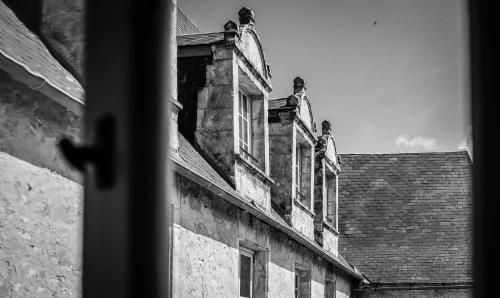 a black and white photo of an old building at Hôtel Restaurant de Bouilhac in Montignac
