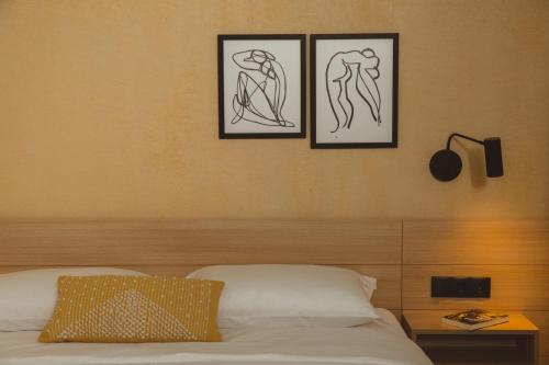 Postel nebo postele na pokoji v ubytování Essentia Vita Comfy Suites