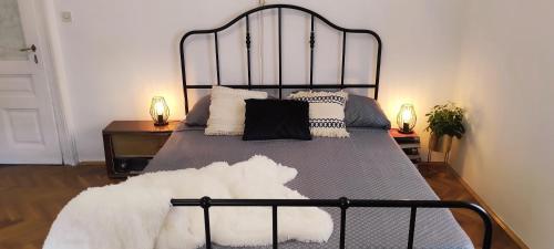 - une chambre dotée d'un grand lit avec un cadre métallique dans l'établissement Opatija Center Apartments, à Opatija