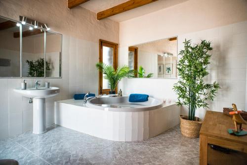 Koupelna v ubytování Villa "La Estrella" - el Paraíso with private Jacuzzi