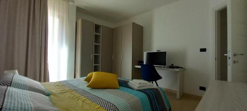 Dormitorio con cama con almohada amarilla en Kalimera Guest House, en Giardini Naxos
