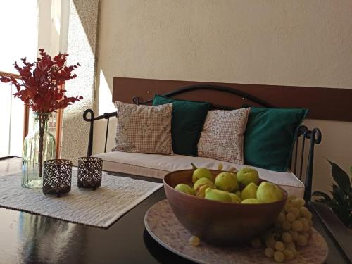 a bowl of fruit on a table with a couch at Guest House Mijo Sokol in Brela