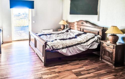um quarto com uma cama e piso em madeira em Stunning Home In Degerhamn With Kitchen em Degerhamn