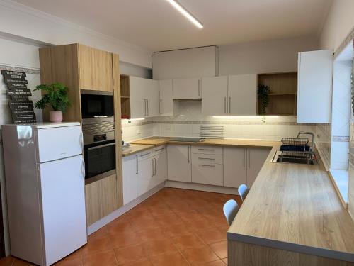 Η κουζίνα ή μικρή κουζίνα στο Nature House Almograve T3