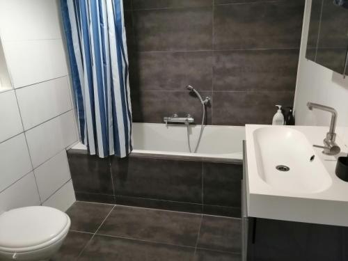 un baño con lavabo e inodoro en All you need, a comfy place, en Ámsterdam
