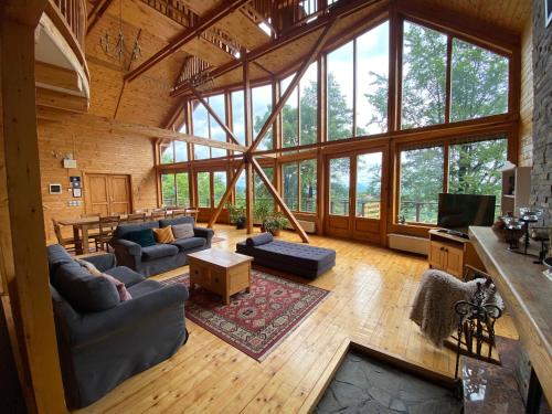 Гостиная зона в Carpathian Log Home