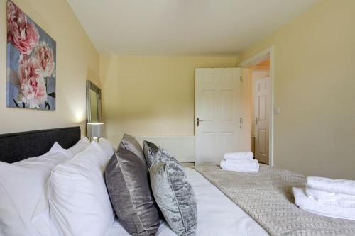 a bedroom with a white bed with pillows at Ingledale Apartment, Ingleton, Yorkshire Dales National Park, Famous Three Peaks, Near The Lake District, Pets Are Welcome in Ingleton 