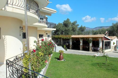 Gallery image of ILEKTRA Apartments Blue & Red in Plataria
