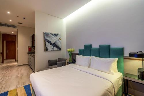 Cama ou camas em um quarto em Sama Al Qasr Hotel Apartments