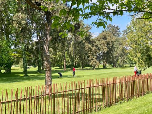 a group of people playing golf in a park at GRAND F3 2 Ch CALME CONFORT PARKING RIVE GAUCHE CREPS HIPPODROME GOLF in Bellerive-sur-Allier