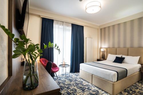 Ένα ή περισσότερα κρεβάτια σε δωμάτιο στο Imperio Hotel Cernavoda