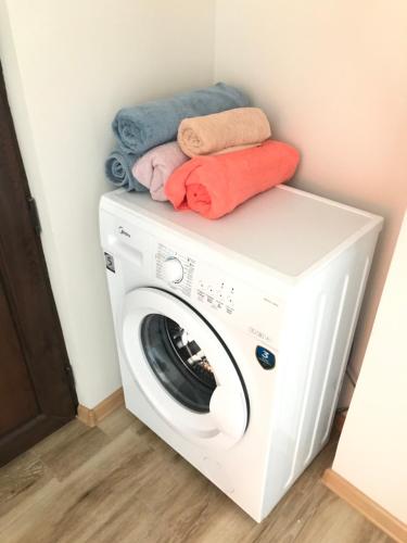 a washing machine with towels on top of it at Жемчужина у моря in Batumi