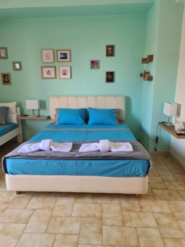 A bed or beds in a room at Seaside Apartment in Xilokastro - Thalassa Blue by Booking Kottas