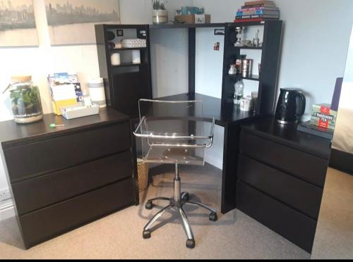 un bureau avec un bureau et une chaise dans la chambre dans l'établissement Stonefall Home Stay, à Harrogate