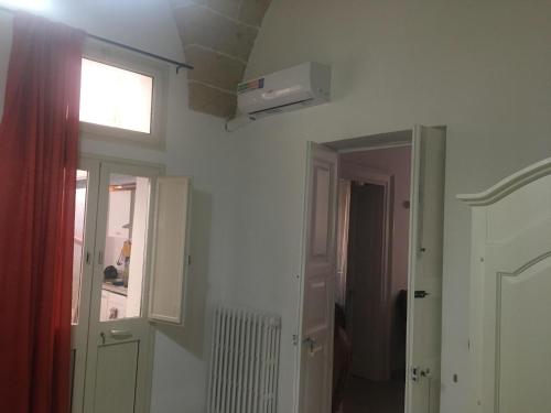 a white room with a window and a door at Stelmalu' in Novoli