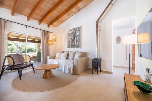 Postel nebo postele na pokoji v ubytování Villa Joana La font By SunVillas Mallorca