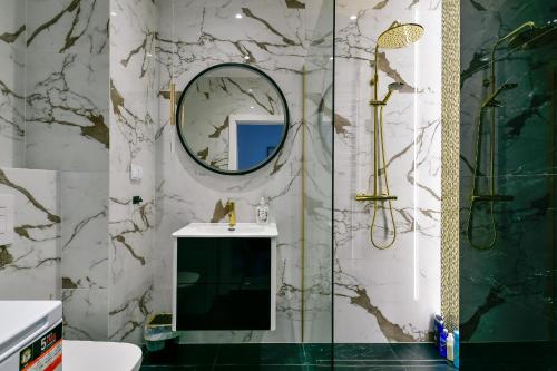 a bathroom with a sink and a mirror at Apartament32 Golden Vip -Duże Miejsce Postojowe- in Olsztyn