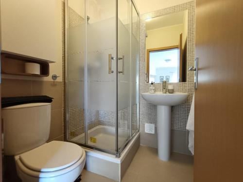 un bagno con doccia, WC e lavandino di Royal Cabanas Beach by Amandio Batista a Cabanas de Tavira