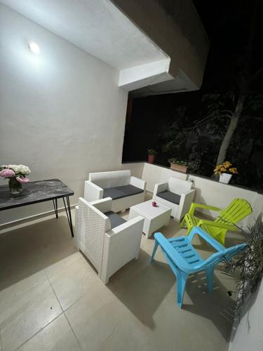 Ruang duduk di Dragoti Apartment 2