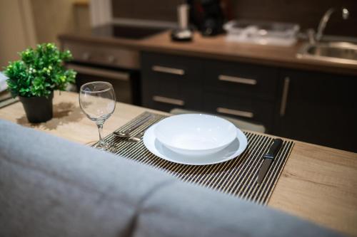un piatto e un bicchiere di vino su un tavolo di Stamatina's Luxury Apartment (Little Suite) a Alexandroupoli