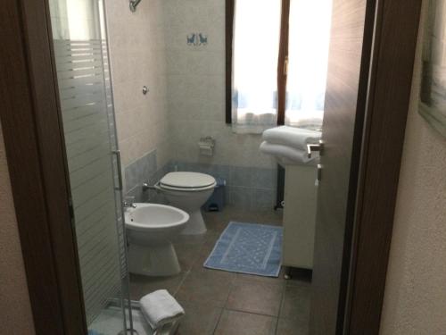 y baño con aseo y lavamanos. en Milù Appartment, en Villasimius