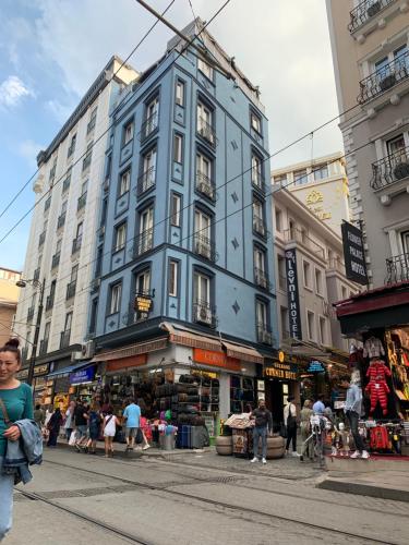 イスタンブールにあるギュルハネ コーナー ホテルの人々の住む街路の大きな青い建物