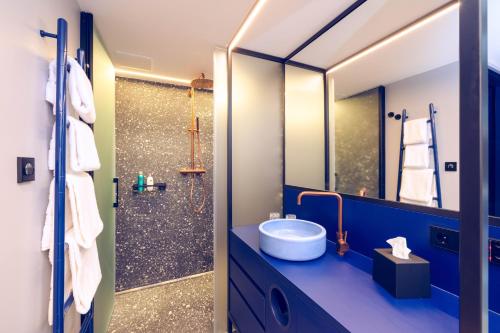 a bathroom with a sink and a shower at The Flamingo in Timmendorfer Strand