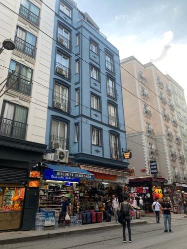 Supermarket nebo jiné obchody v  hotelu nebo okolí
