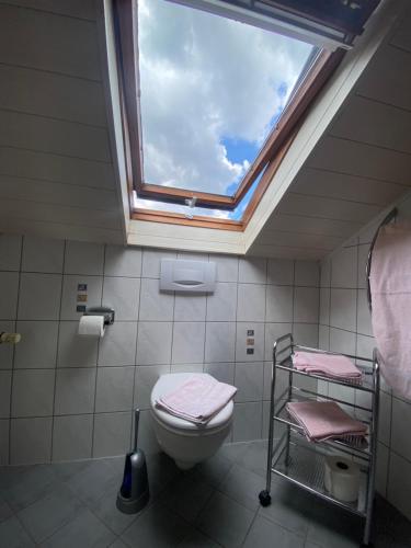 La salle de bains est pourvue de toilettes et d'une lucarne. dans l'établissement Rheingoldschänke, à Oberwesel